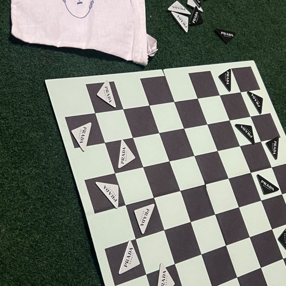PRADA CHECKERS BOARD GAME RARE - Picture 5 of 5